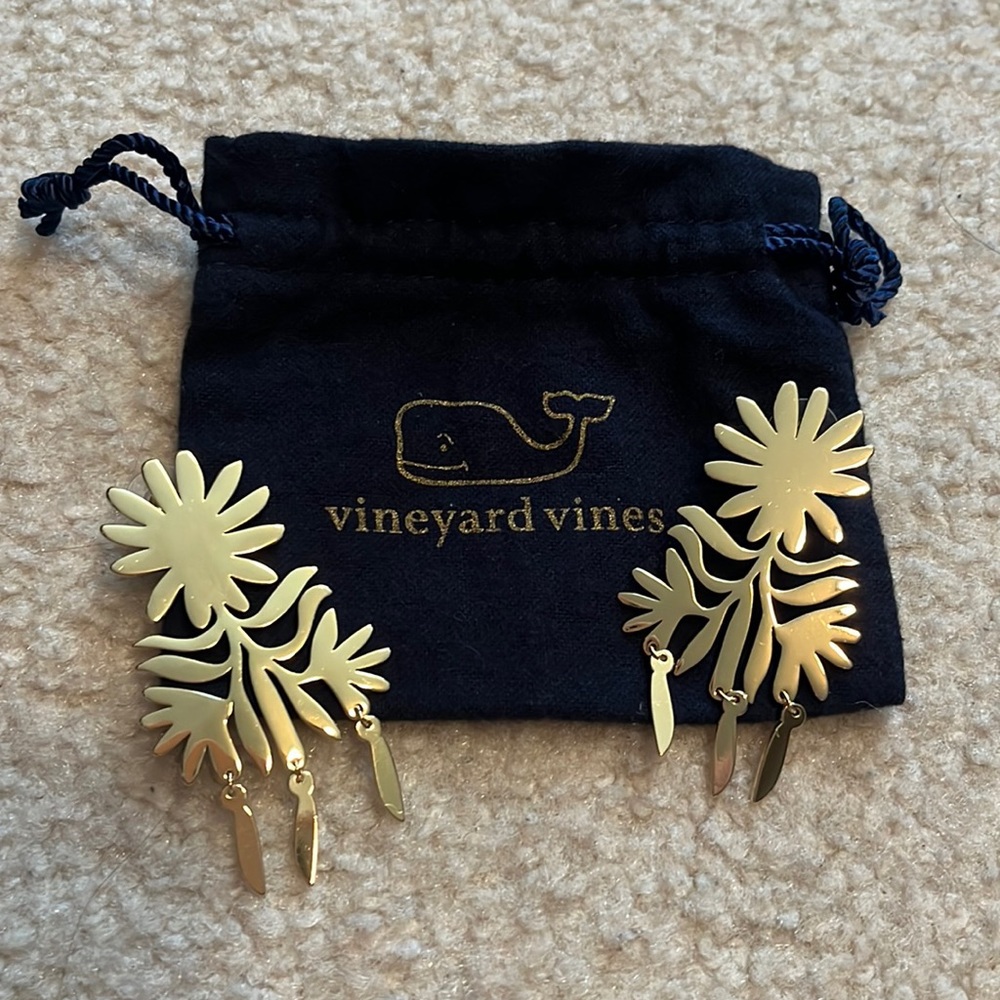 Vineyard Vines Gold earrings